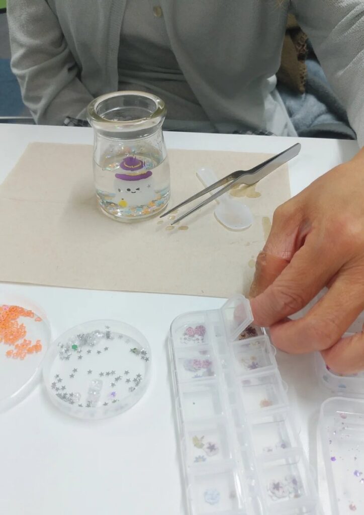 ハロウィン柄のスノードームづくりの様子